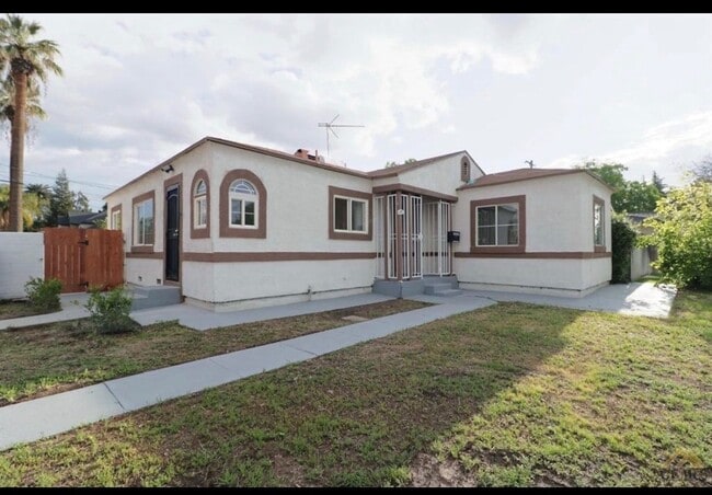 2321 B St, Unit 1 in Bakersfield, CA - Building Photo - Building Photo