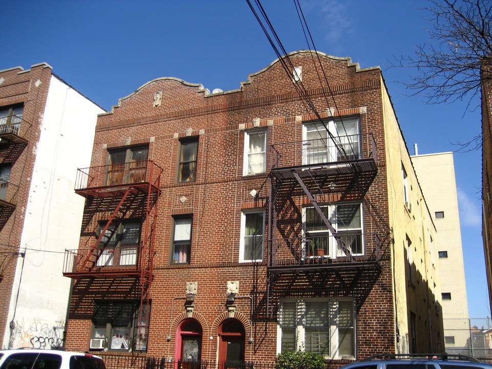 4031 99th St in Flushing, NY - Building Photo