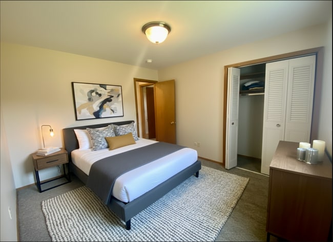 1966 Burton St SE in Grand Rapids, MI - Foto de edificio - Building Photo