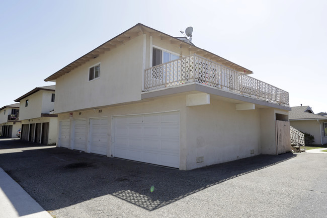 18572 Demion Ln in Huntington Beach, CA - Building Photo - Building Photo