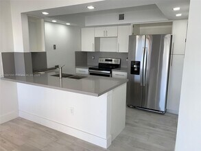 6825 SW 45th Ln in Miami, FL - Building Photo - Building Photo