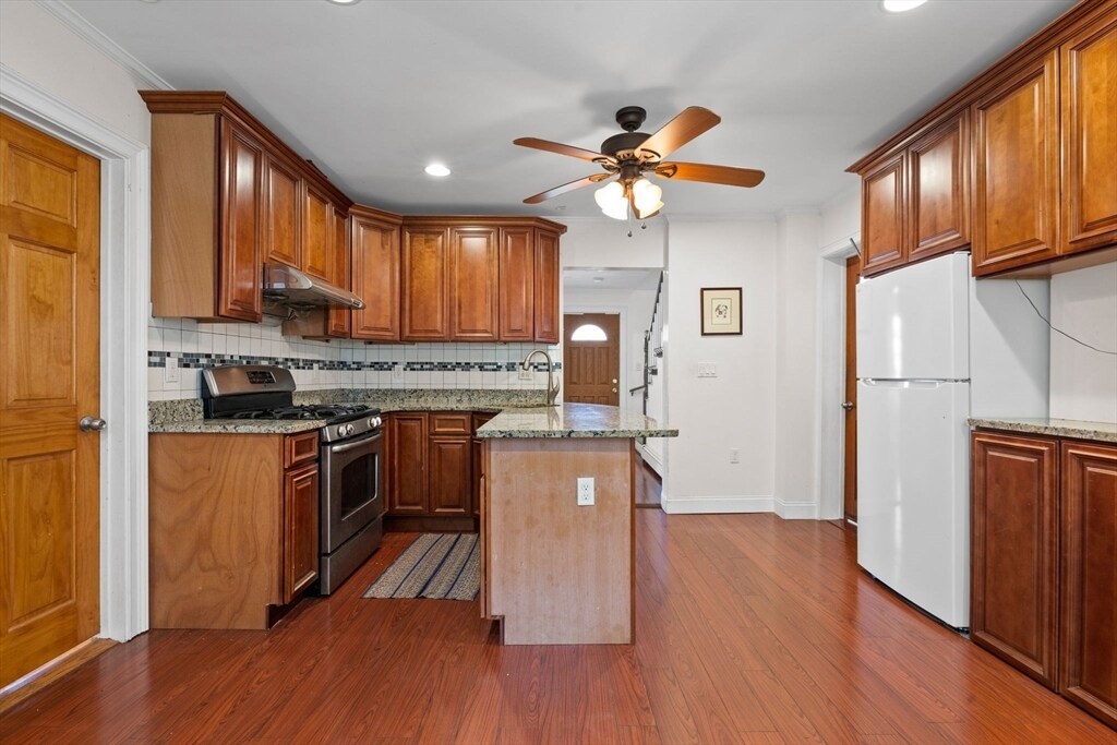 40 Alden Pl in Newton, MA - Building Photo