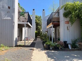 12 Klondike Ct in Chico, CA - Building Photo