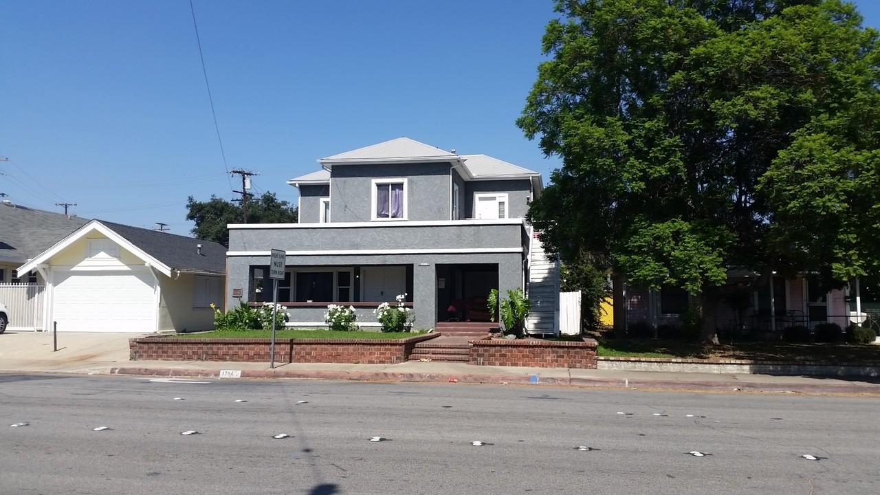 1294 N Park Ave in Pomona, CA - Building Photo