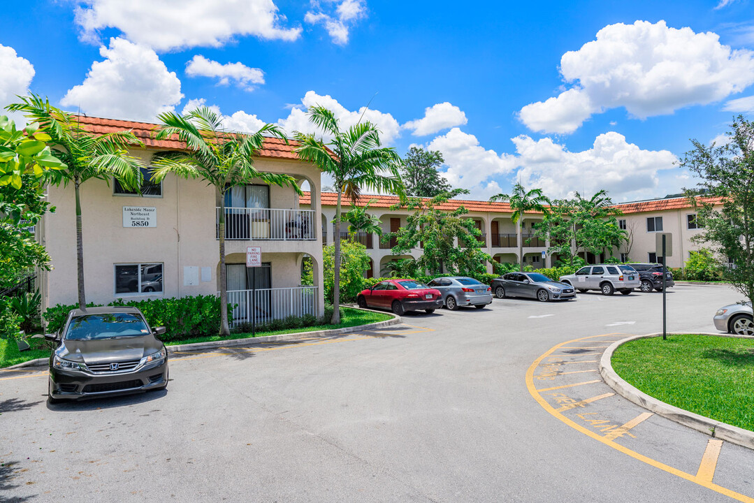 Lakeside Manor Apartments in Sunrise, FL - Building Photo