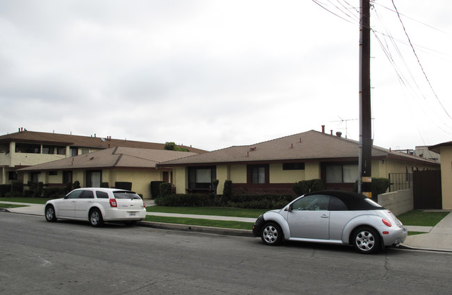 11714 Coldbrook Ave in Downey, CA - Foto de edificio - Building Photo