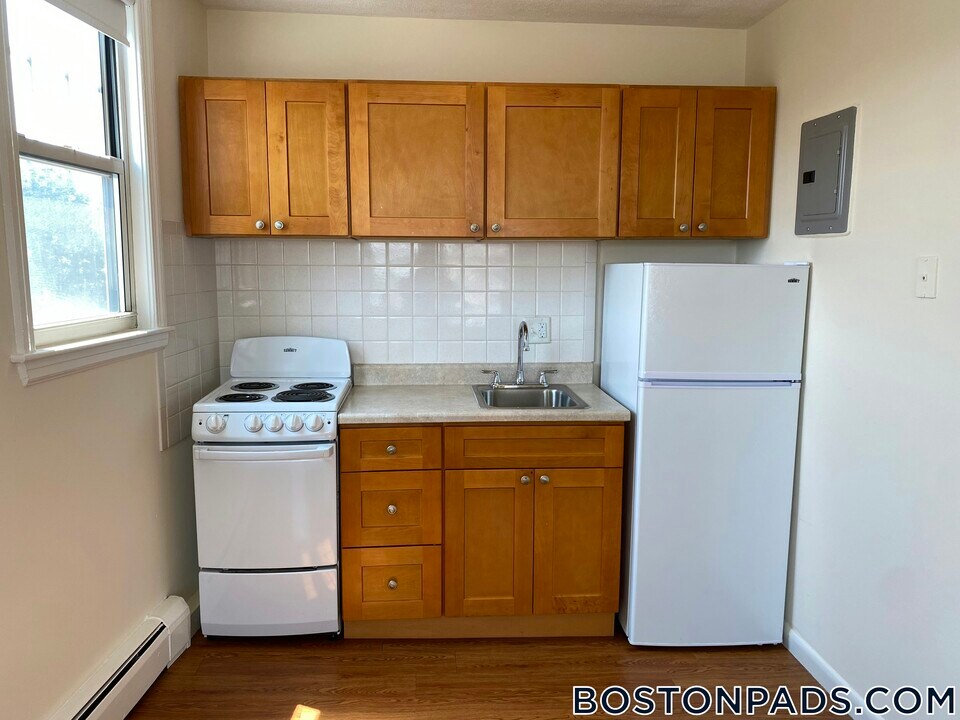 160 N Beacon St in Boston, MA - Building Photo