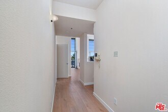 5350 White Oak Ave, Unit 408 in Los Angeles, CA - Building Photo - Building Photo