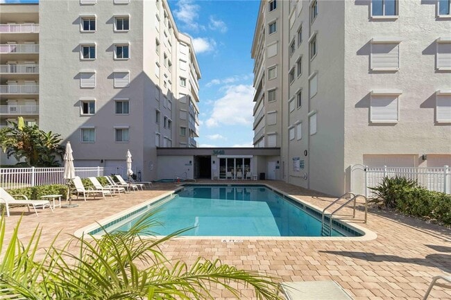 3400 Ocean Beach Blvd in Cocoa Beach, FL - Foto de edificio - Building Photo