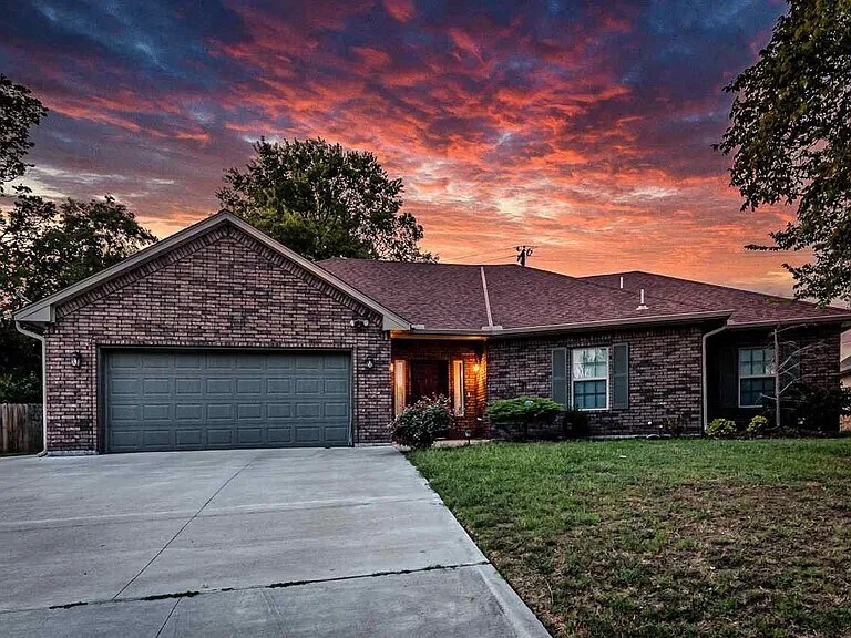221 Mockingbird Rd in Lawton, OK - Foto de edificio