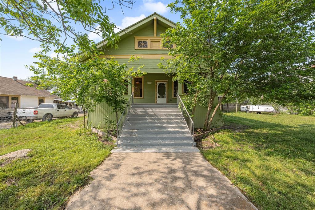 433 E Davilla St in Bartlett, TX - Building Photo