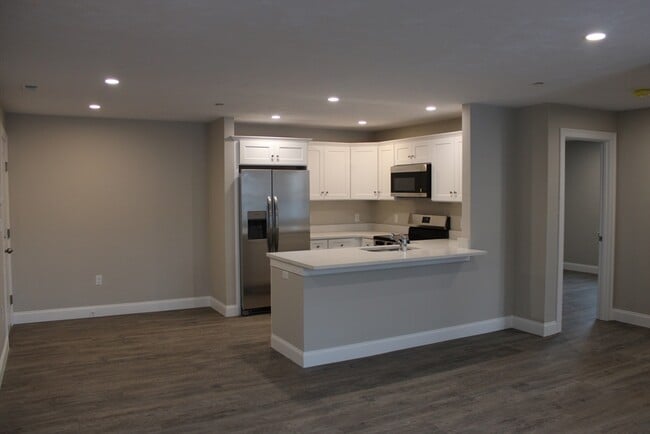 192 Central St in Avon, MA - Foto de edificio - Building Photo