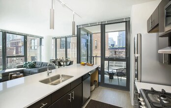 174 W Superior St in Chicago, IL - Building Photo - Building Photo