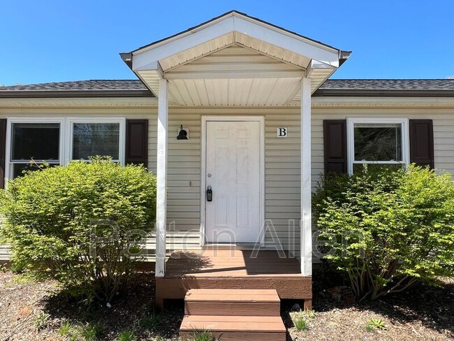 1754 Meadowbrook Terrace in Hendersonville, NC - Foto de edificio - Building Photo