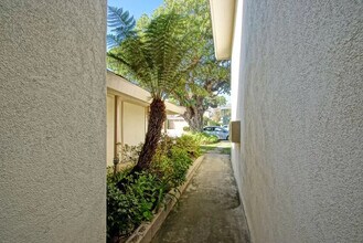 1306 Amethyst St, Unit F in Redondo Beach, CA - Foto de edificio - Building Photo