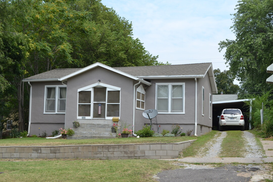 1205 Grant Ave in Clay Center, KS - Foto de edificio