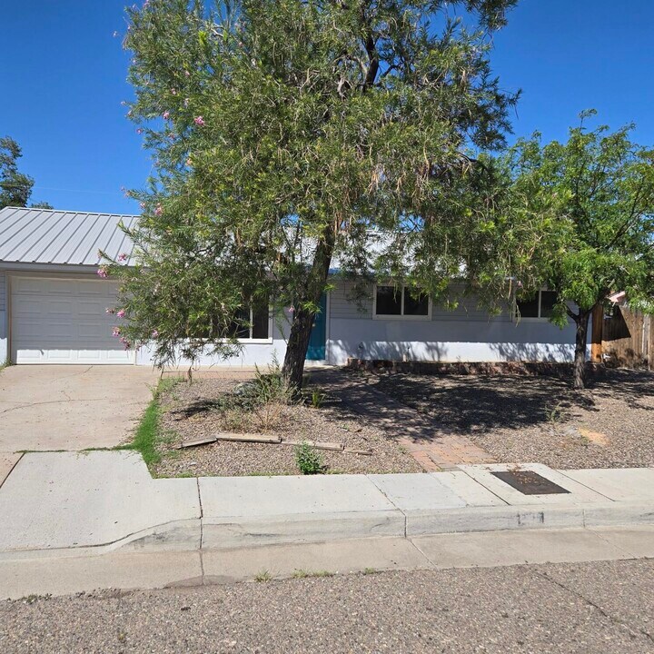 3401 Sierra Dr NE in Albuquerque, NM - Building Photo