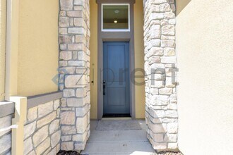 8420 Mondale Wy in Elk Grove, CA - Foto de edificio - Building Photo
