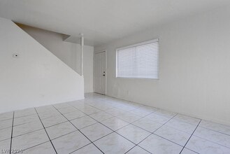 5198 Greene Ln in Las Vegas, NV - Foto de edificio - Building Photo