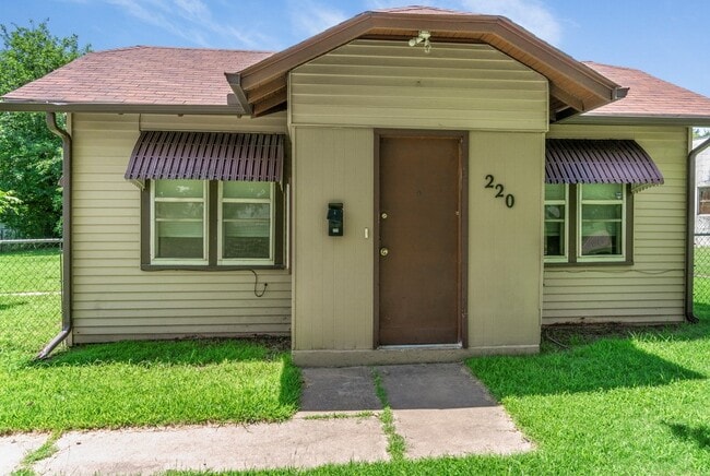 220 NE 3rd St in Moore, OK - Building Photo - Building Photo