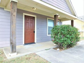 1721 Red Oak Ct in Denton, TX - Building Photo - Building Photo