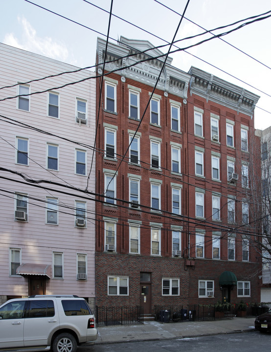 525 Adams St in Hoboken, NJ - Building Photo