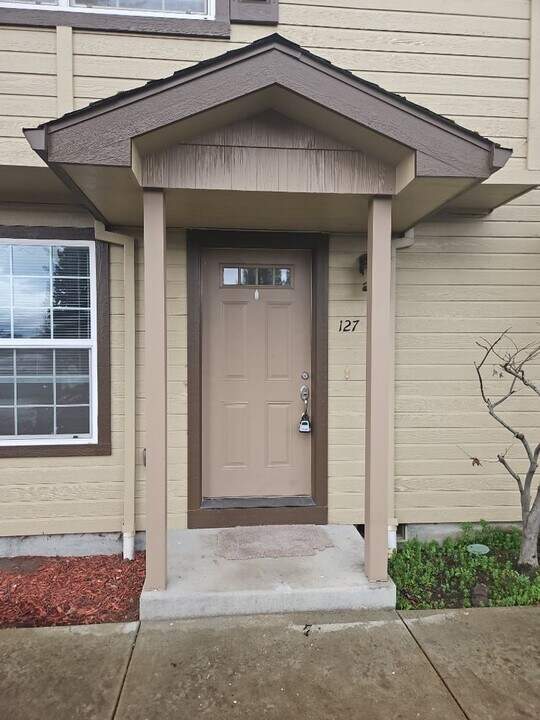 127 N Royal Ave in Eagle Point, OR - Building Photo