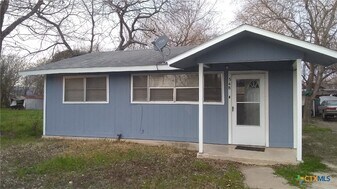548 Newton Ave in Seguin, TX - Building Photo