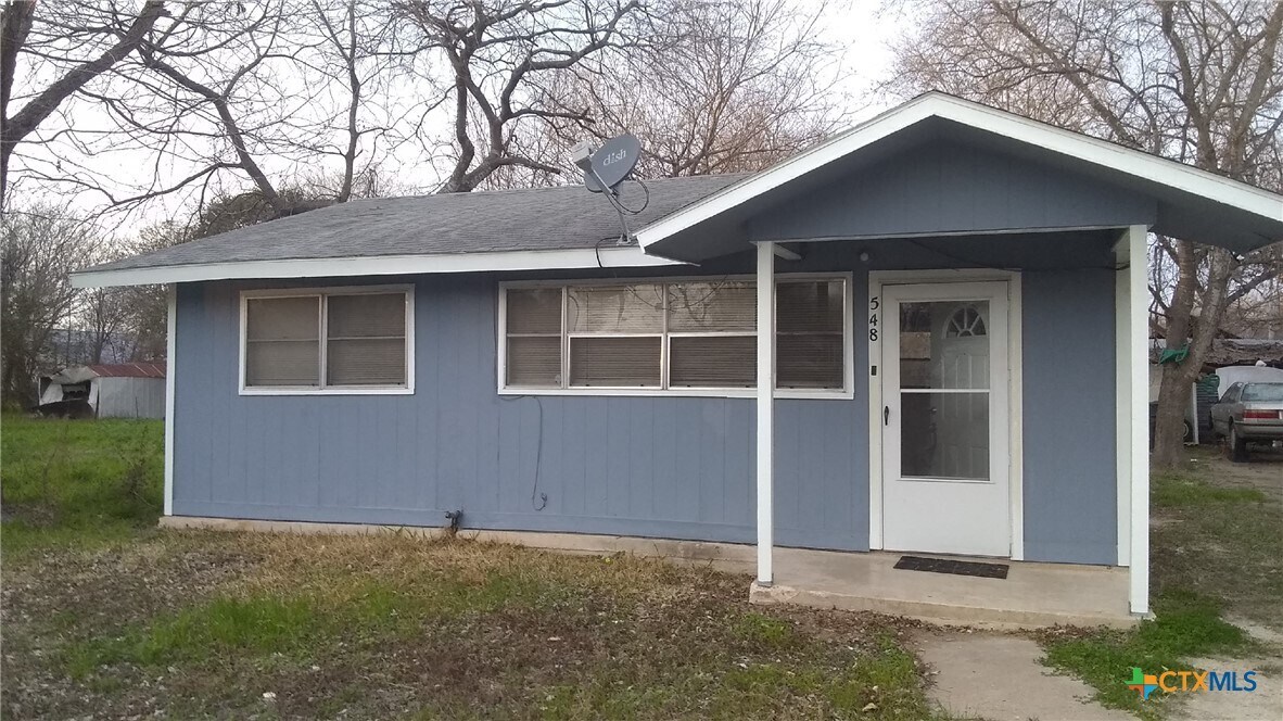 548 Newton Ave in Seguin, TX - Building Photo