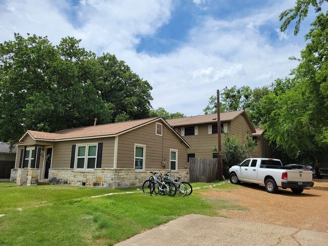 406 Foch St in Bryan, TX - Building Photo - Building Photo