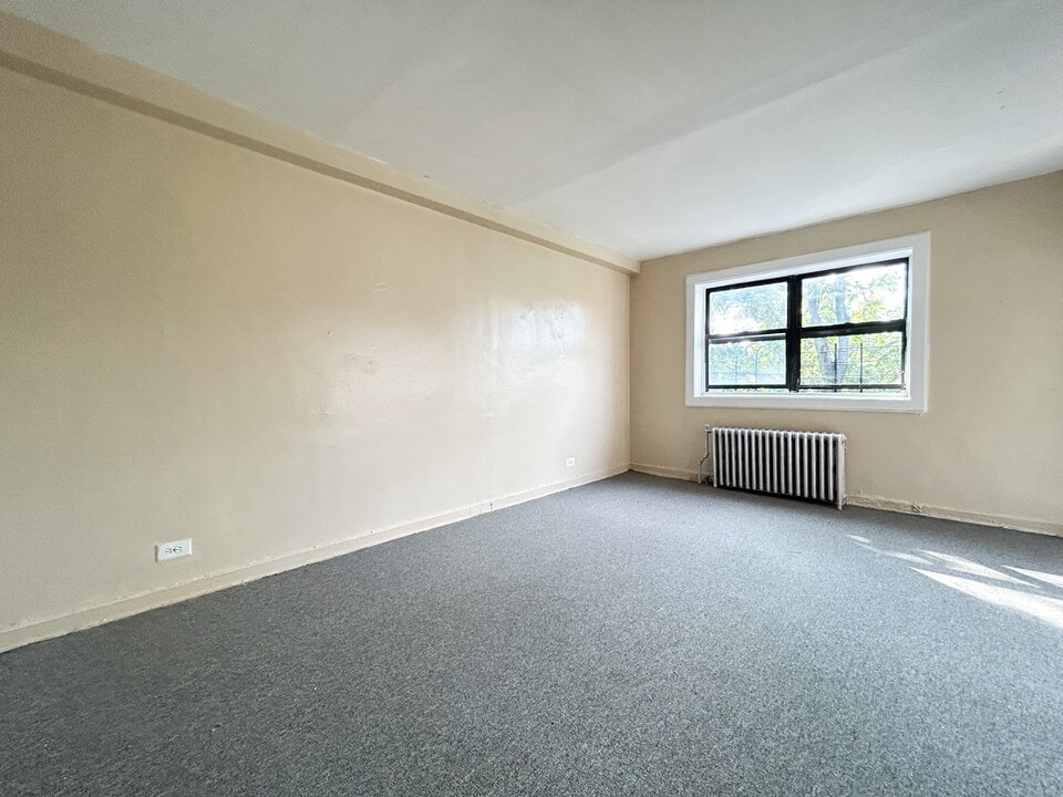 1181 E 214th St in Bronx, NY - Building Photo