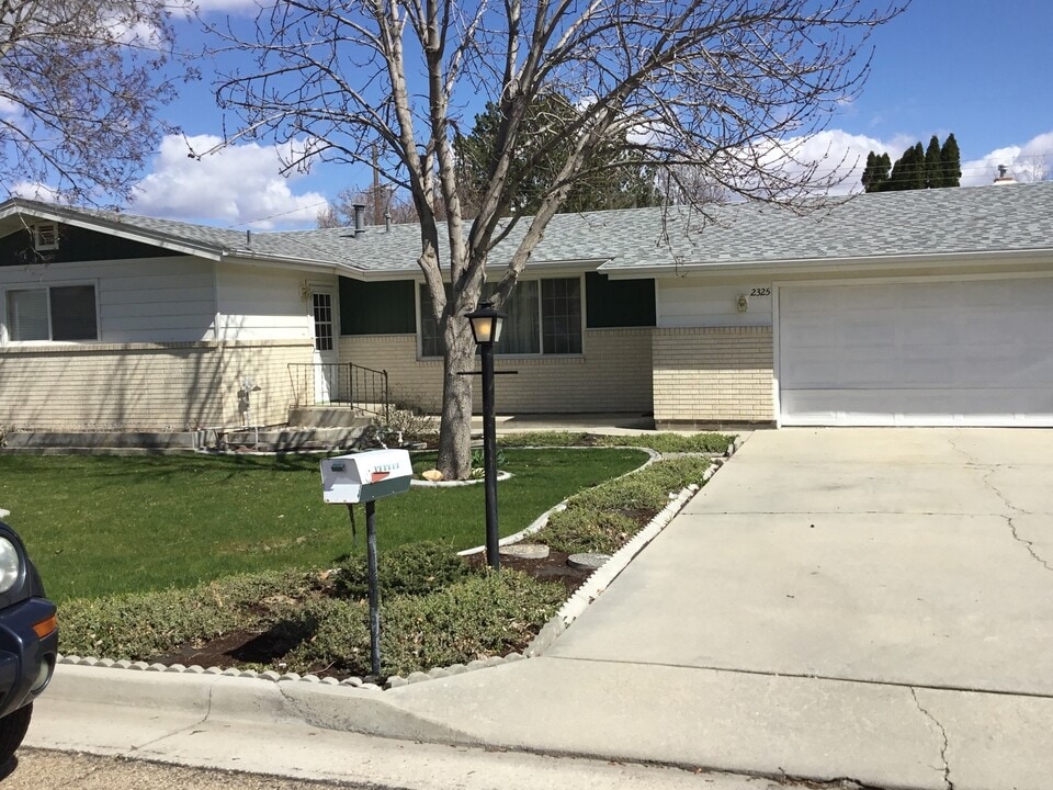2325 Windsor Dr in Caldwell, ID - Building Photo