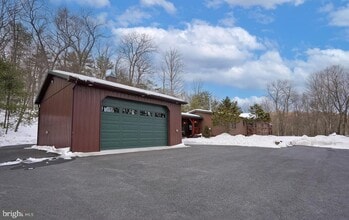 371 Green Tree Dr in Auburn, PA - Building Photo - Building Photo