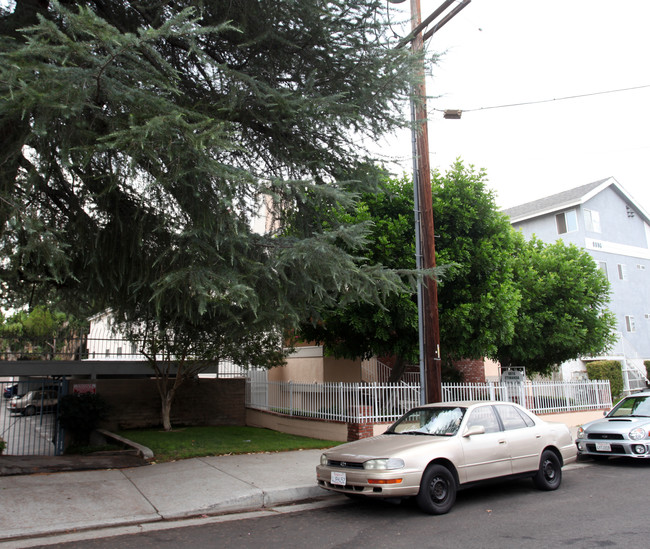 8810 Etiwanda Ave in Northridge, CA - Building Photo - Building Photo