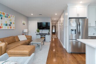 194 K St, Unit 2 in Boston, MA - Foto de edificio - Building Photo