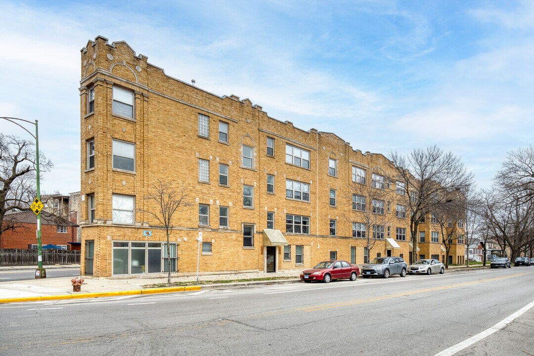 7227 N Rogers Ave in Chicago, IL - Building Photo