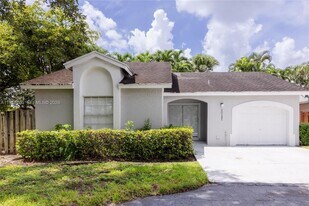 10121 NW 51st Ln in Doral, FL - Building Photo