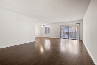 433 S Manhattan Pl, Unit 209 in Los Angeles, CA - Building Photo - Building Photo