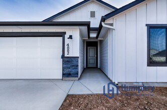 4882 N Elmstone Ave in Meridian, ID - Building Photo - Building Photo