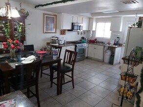 5282 S Maryland Pkwy in Las Vegas, NV - Building Photo - Building Photo