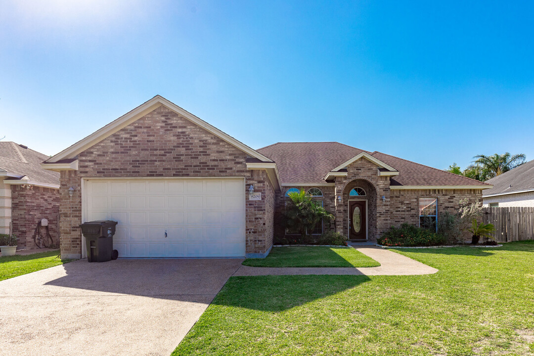 8209 Tango Cir in Corpus Christi, TX - Building Photo