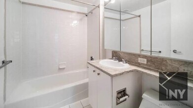 475 9th Ave in New York, NY - Building Photo - Building Photo