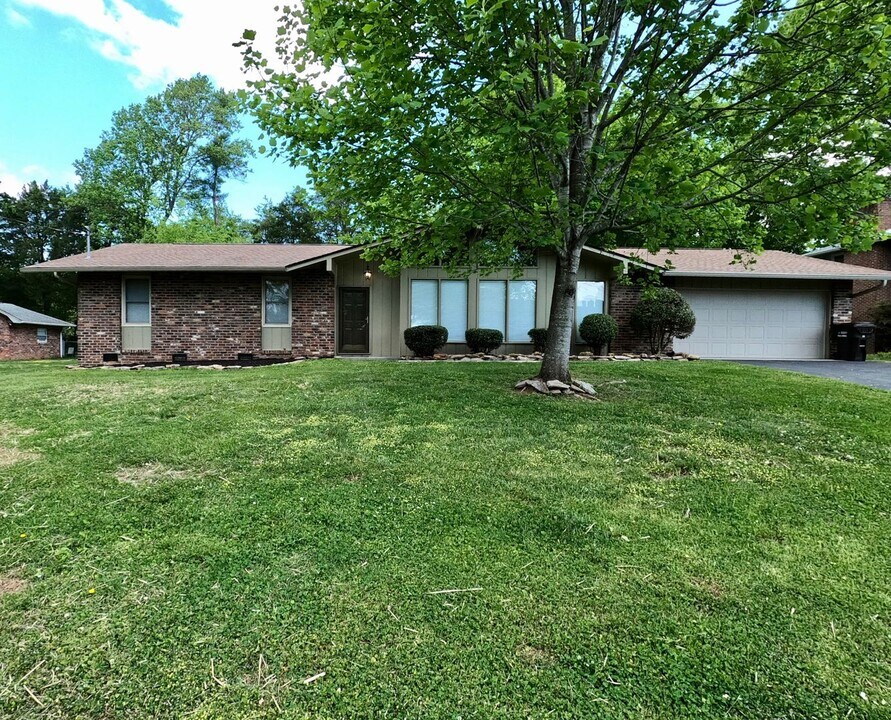8621 Dovefield Dr in Knoxville, TN - Building Photo