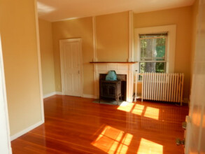 410 Old Montague Rd, Unit 3 in Amherst, MA - Foto de edificio - Building Photo