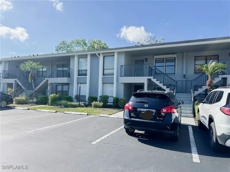 1211 Commonwealth Cir in Naples, FL - Building Photo