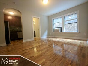 532 W Arlington Pl, Unit 1 in Chicago, IL - Foto de edificio - Building Photo