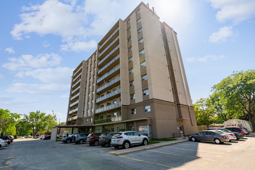 Pontiac Court – Highrise in Sarnia, ON - Building Photo