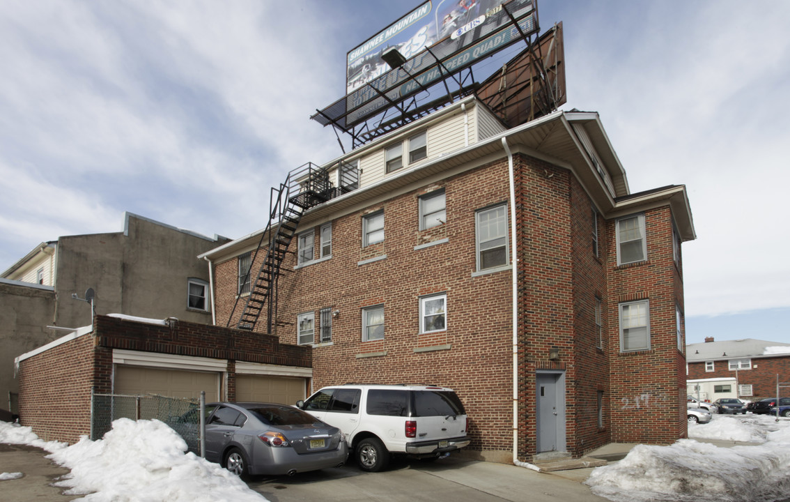 608 Montgomery Pl in Elizabeth, NJ - Building Photo