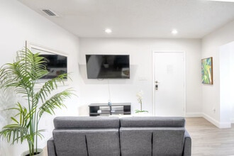 705 SW 5th Ave in Miami, FL - Building Photo - Building Photo