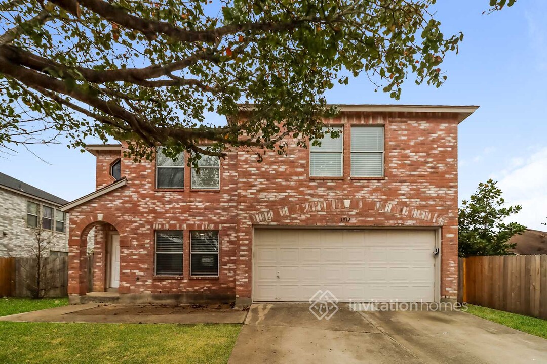 1912 Candlelight Dr in Leander, TX - Foto de edificio